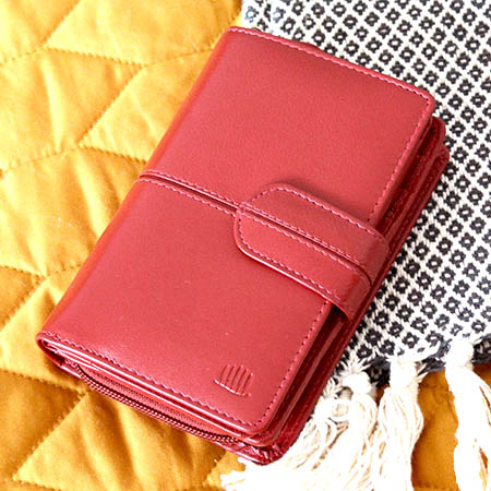 Miért szeretjük annyira a piros bőr pénztárcákat?